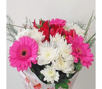 Сute mini bouquet of flowers - view 3