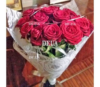 Simple bouquet of roses - view 1