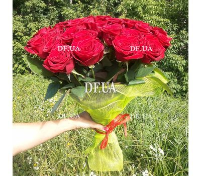 Simple bouquet of roses - view 2