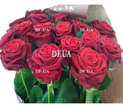 Simple bouquet of roses - view 4