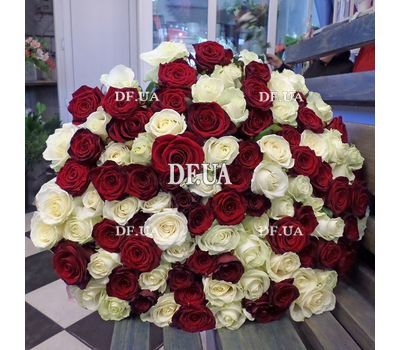 Elegant bouquet of roses - view 2