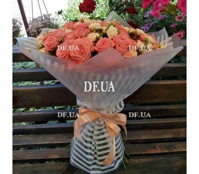 Bouquet of short spray roses - view 1