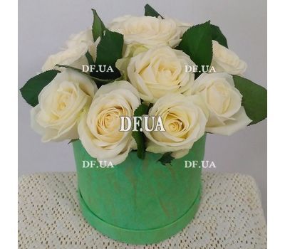 Round box with roses - view 1