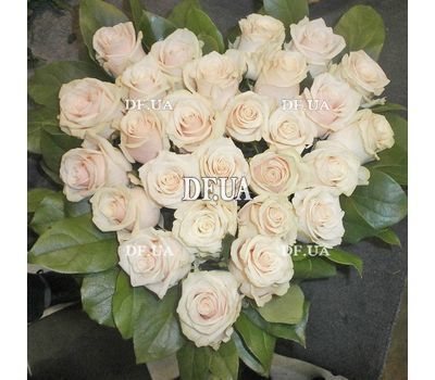 Flower arrangement in the form of a heart - view 1