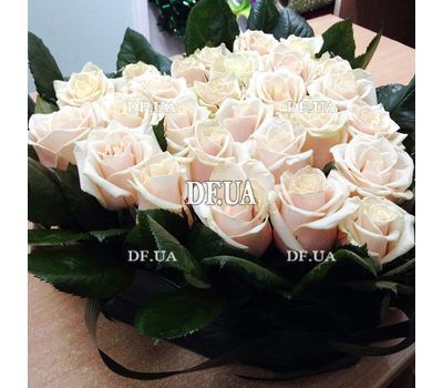 Flower arrangement in the form of a heart - view 3