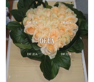 Flower arrangement in the form of a heart - view 4