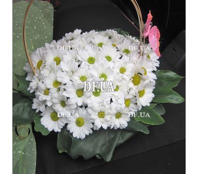 Composition in a basket of chrysanthemums - view 1