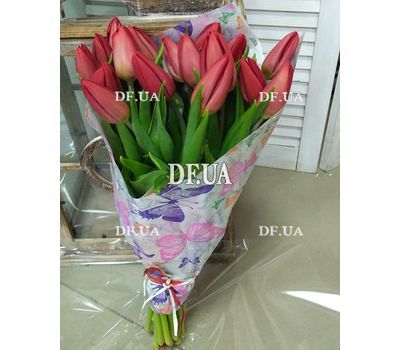 Red tulip in bouquet - view 1