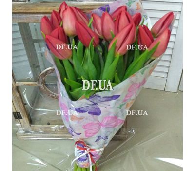 Red tulip in bouquet - view 2