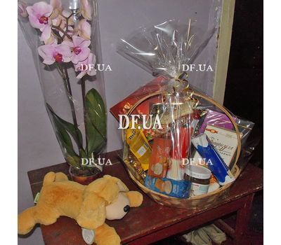 Huge basket of sweets - view 2