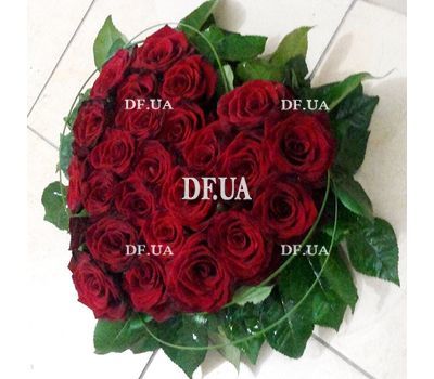 Heart of red roses - view 2