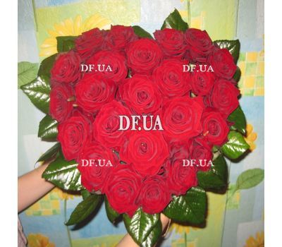Surprising heart of red roses - view 3