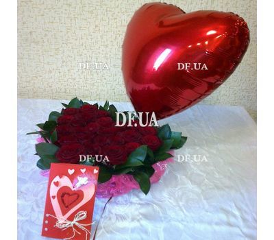 Surprising heart of red roses - view 5