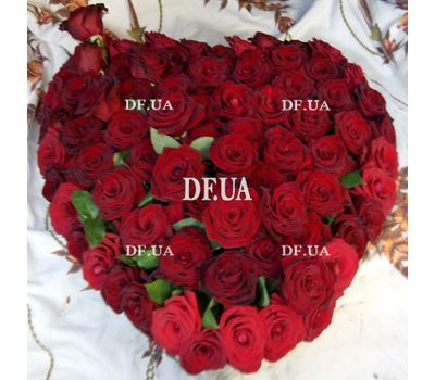 Heart of red roses for anniversary - view 3