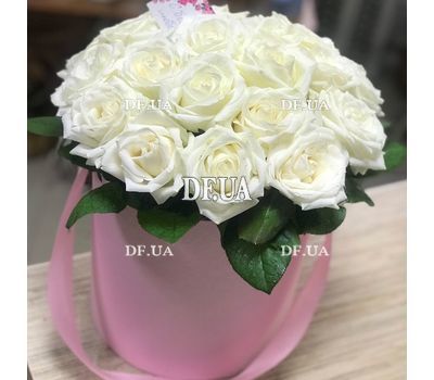 A bouquet of roses in a hat box - view 1