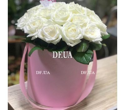 A bouquet of roses in a hat box - view 2