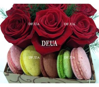 Macaroons and roses in a box - view 3
