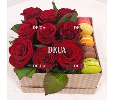 Macaroons and roses in a box - view 4