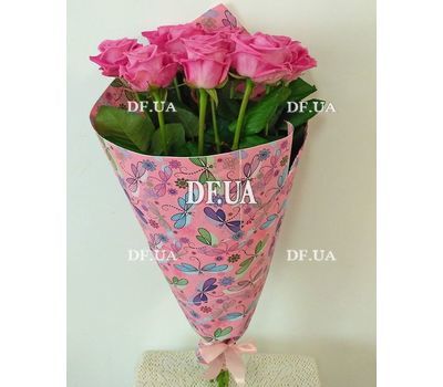 Delicate bouquet of pink roses - view 1