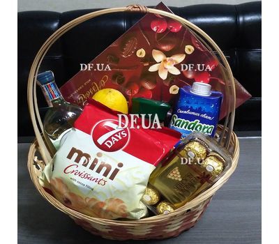 Подарочная корзина с соком и конфетами - вид 2