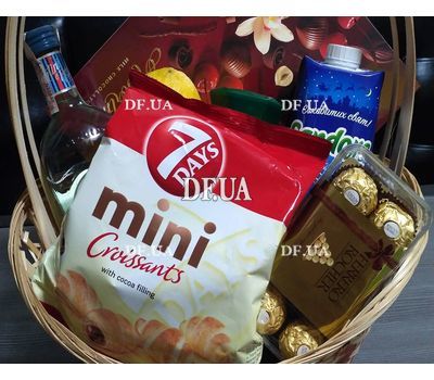 Подарочная корзина с соком и конфетами - вид 3