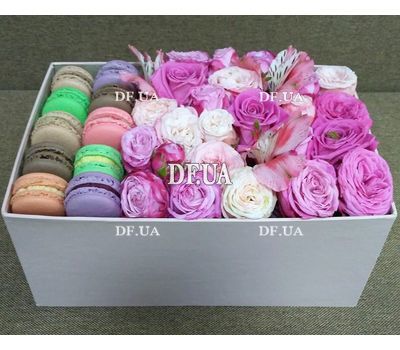 Gift box of macaroons and flowers - view 3