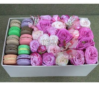 Gift box of macaroons and flowers - view 4