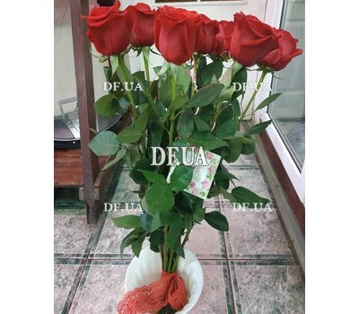 A small bouquet of imported roses - view 5