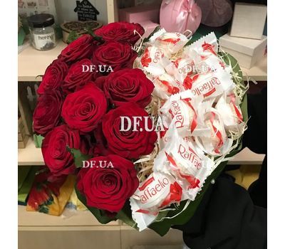 Heart of roses and Raffaello sweets - 1