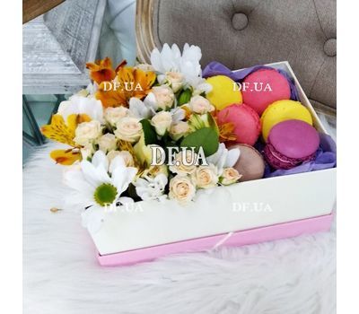 Flowers with cookies macaroons 1