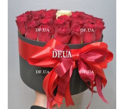 Red roses and inside white in a box 4