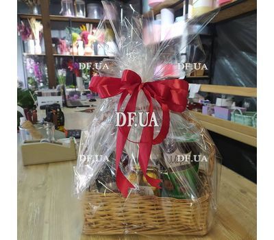 A small gift basket with champagne 1