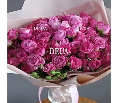 A small bouquet of pink roses 6