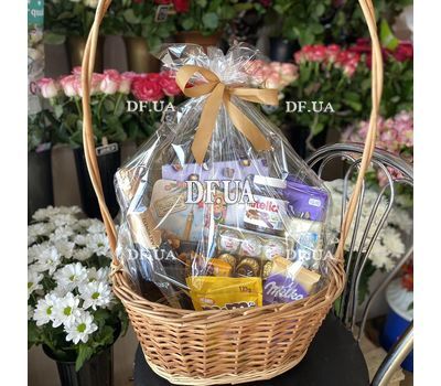 Gift basket of sweets 8