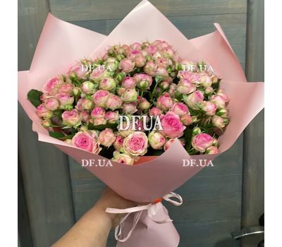 A small bouquet of pink roses 8