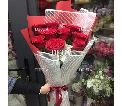 A small bouquet of imported roses 7