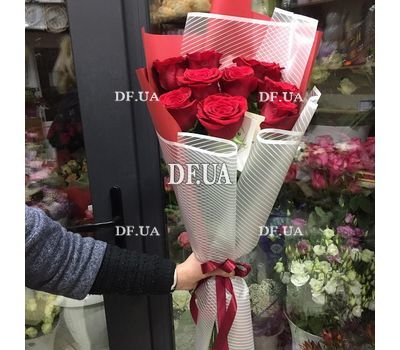 A small bouquet of imported roses 8