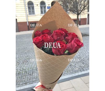 A small bouquet of imported roses 6